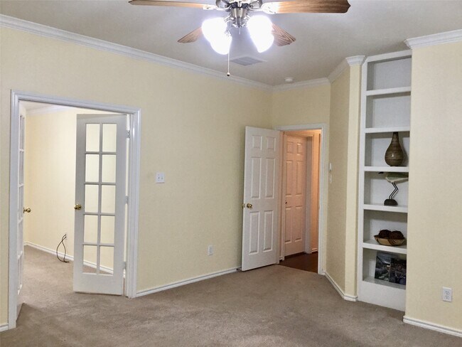 Building Photo - 114 N Queenscliff Cir