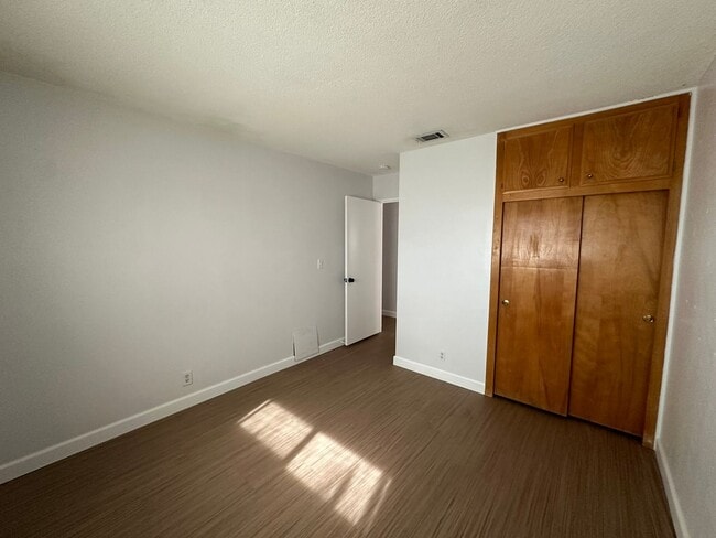 Building Photo - 4 BD/ 2 BA House - Sunnymead Blvd.
