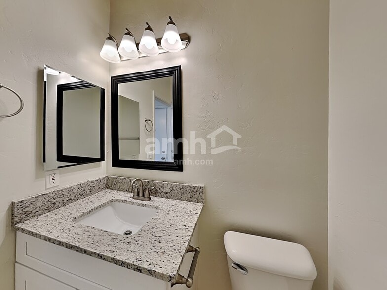 Building Photo - 447 E Placita Lezna