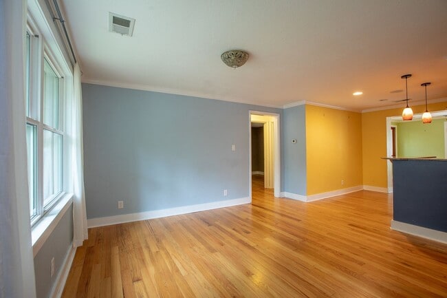 Building Photo - Charming 3 bedroom/2 bathroom Single Family Home!