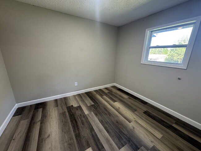Building Photo - 118 Harrys Dr