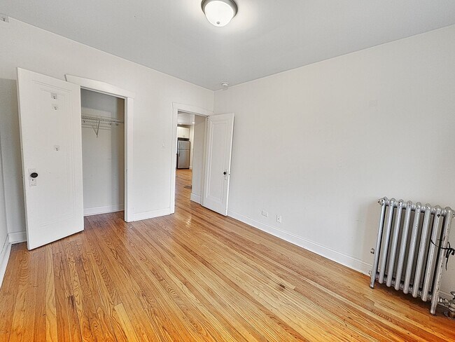 Building Photo - Spacious Renovated Top Floor 2bed/1bath In West Rogers Park