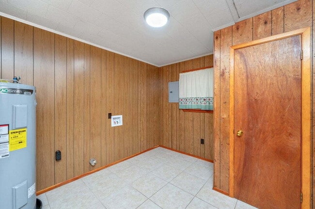Building Photo - Charming brick home ready for move in!