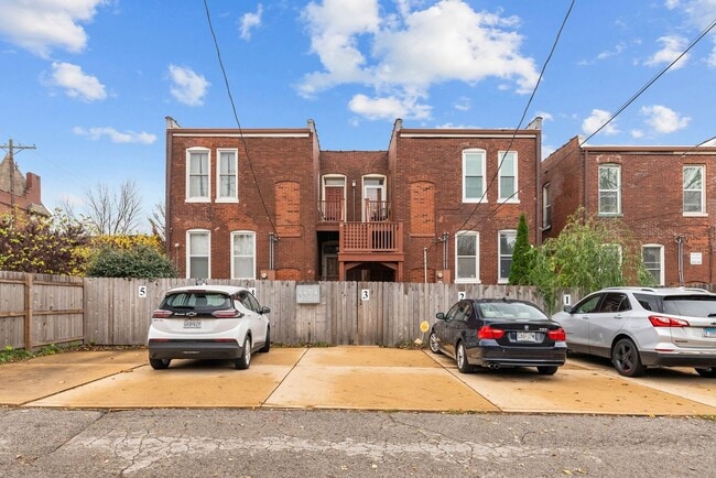 Building Photo - Modern Spacious  2 Bed  and 1.5  Bath Cond...