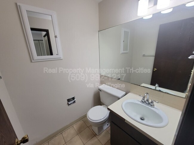 Building Photo - 140 Van Giesen St