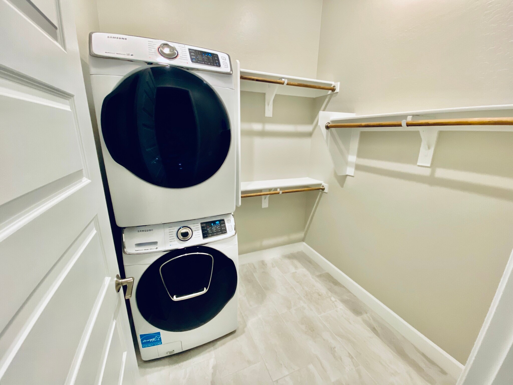 Building Photo - 2506 E Pleasant Ln