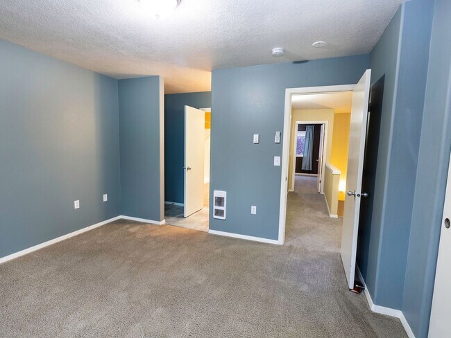 Building Photo - Bright & Spacious 2-Bedroom End Unit Townh...