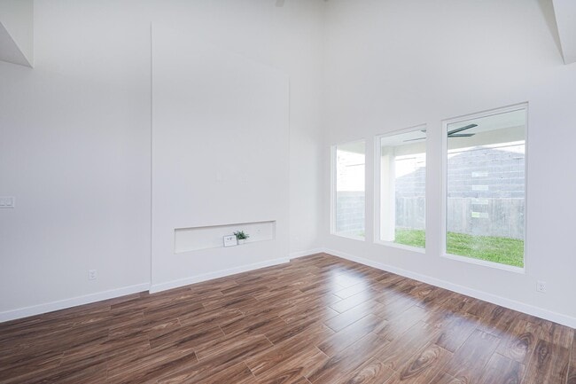 Building Photo - 7525 Cresta Bella St