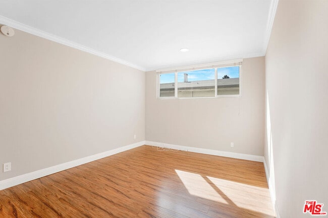 Building Photo - 248 S Doheny Dr