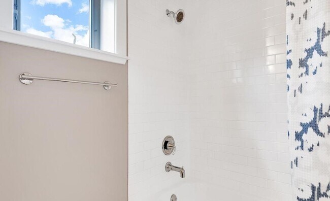 Building Photo - Luxurious, Bright and Meticulously Maintained 2 Bed and 2 Bath Condo