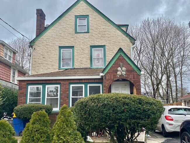 Building Photo - 70 Forest Row