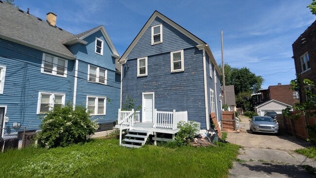 Building Photo - Discover this three-bedroom, one-bath home in Cleveland