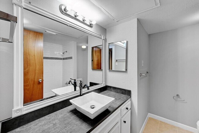 Building Photo - 1601 Faro Dr