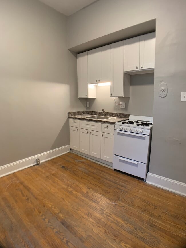 Building Photo - 405 S 40th St