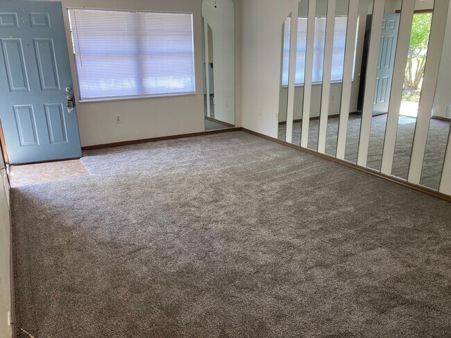 Building Photo - 2 Bedrooms/2Baths