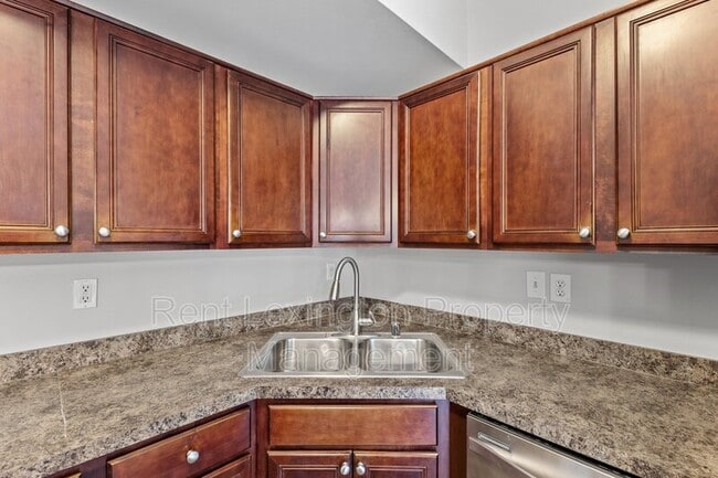 Building Photo - 136 Lowell Ct
