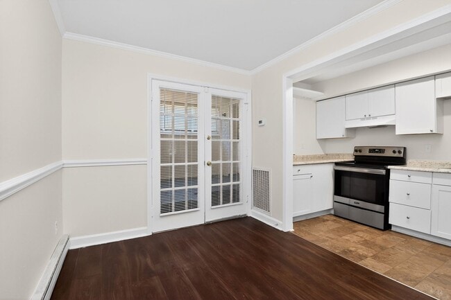 Building Photo - Lovely Two Bedroom Condo in Cotswold!