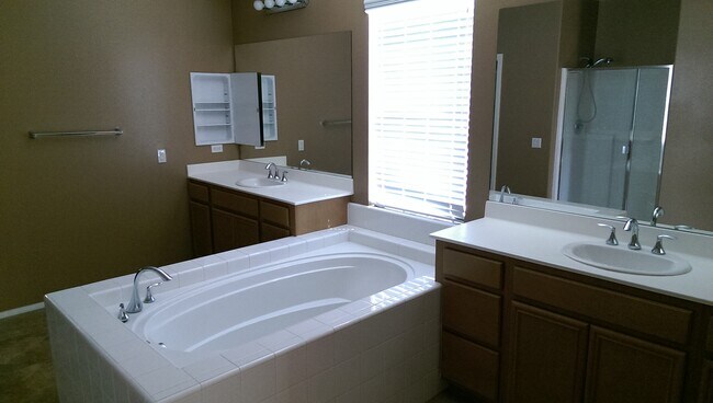 Building Photo - 10337 Sparkling Dr