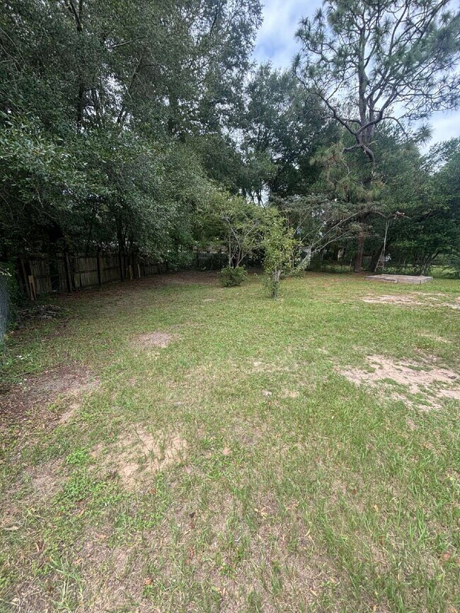 Building Photo - Spacious 3 Bedroom/2 Bath House! Great Location!