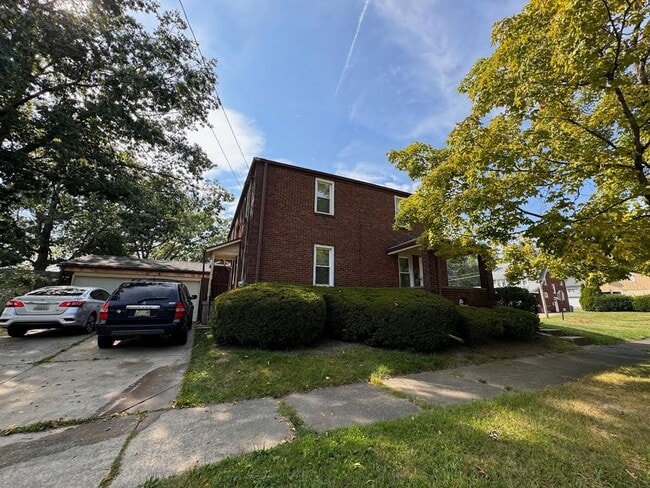 Building Photo - 453 E Kline St