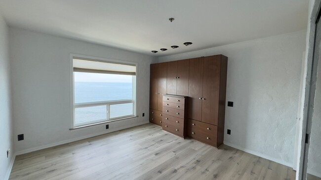 Building Photo - LUXURY OCEAN FRONT 3 BEDROOM