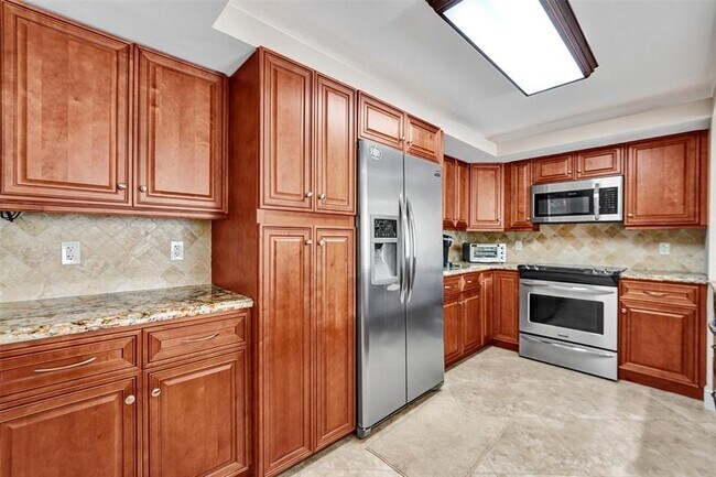 Building Photo - 1149 Hillsboro Mile