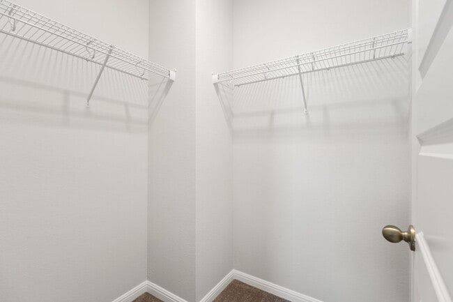 Building Photo - 3 Bedrooms and 2.5 Bathrooms located in Ca...
