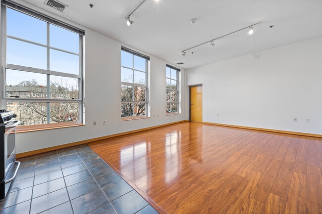 Building Photo - 10 Ann St