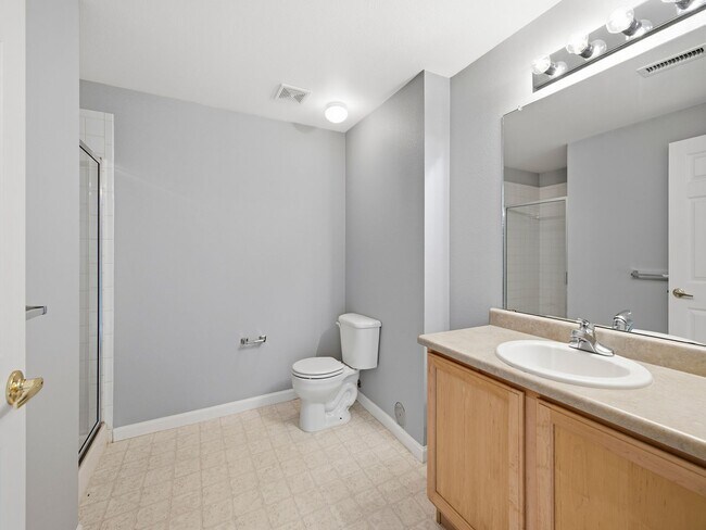 Building Photo - Bright & Inviting 1st Floor Condo for Rent!