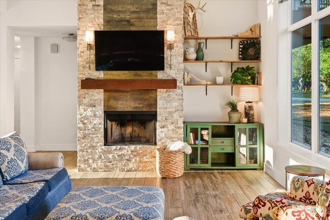 Building Photo - 625B Las Colinas Dr