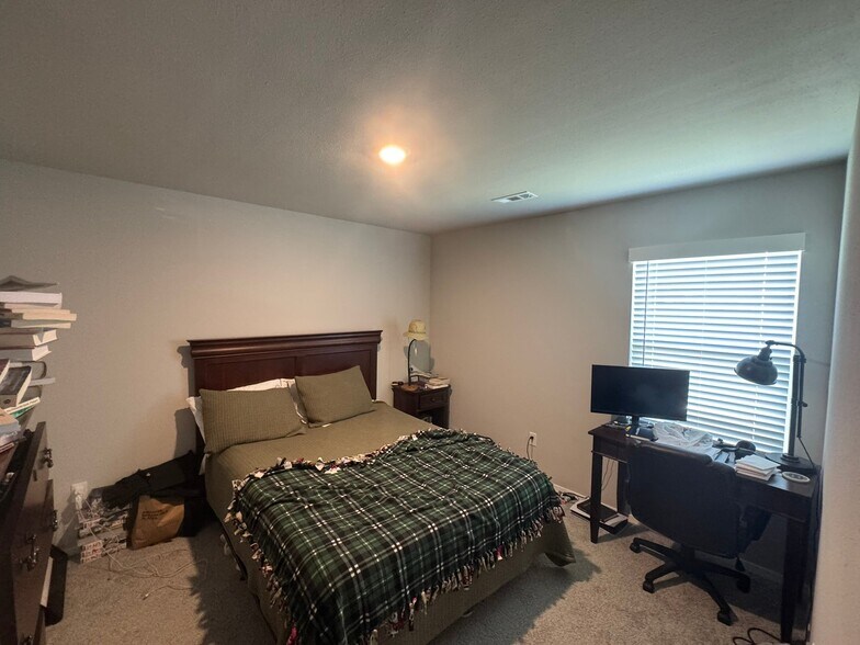 Building Photo - 2943 W McLaren Dr