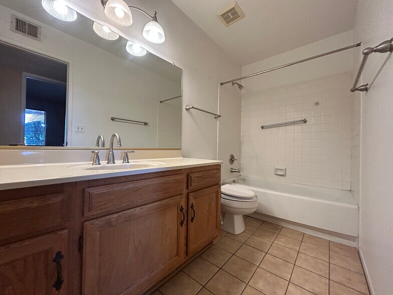 Building Photo - 12138 S Tomi Dr