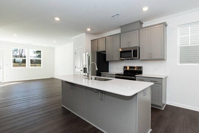 Building Photo - Three Bedroom End Unit Townhome!