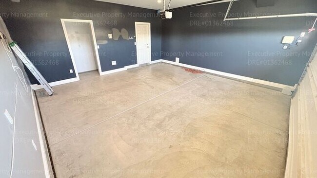 Building Photo - 3 bedroom 2 bathroom home located in a cul- de- sac in a Southwest Bakersfield neighborhood
