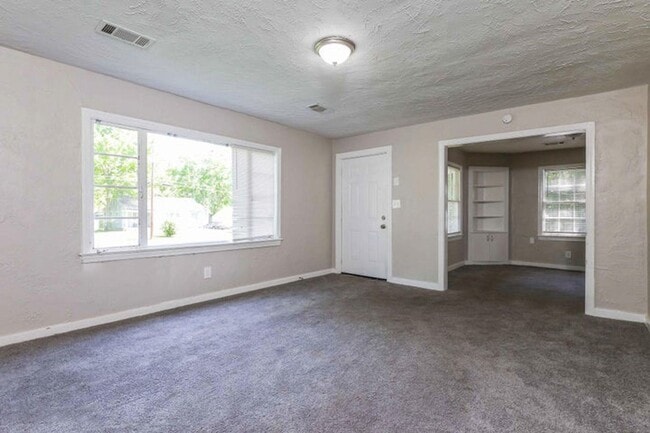 Building Photo - Charming 4 bed 2 bath renovated home