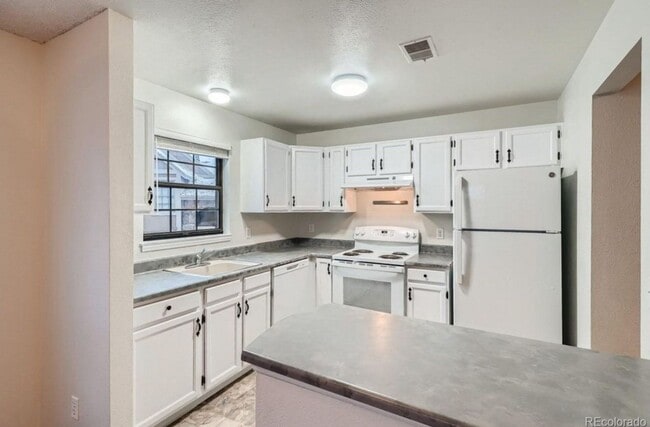 Building Photo - Wonderful Condo In Desirable Lakewood Comm...