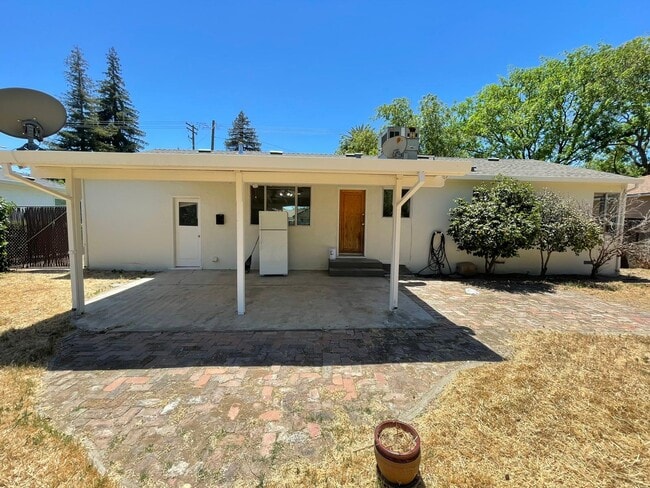 Building Photo - 705 W Roseburg Ave