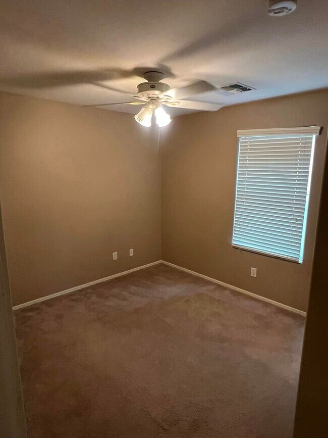 Building Photo - 4-bedroom and loft in the Willows with com...