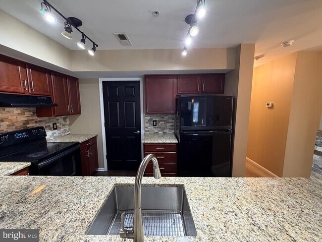 Building Photo - 112 Horseshoe Dr