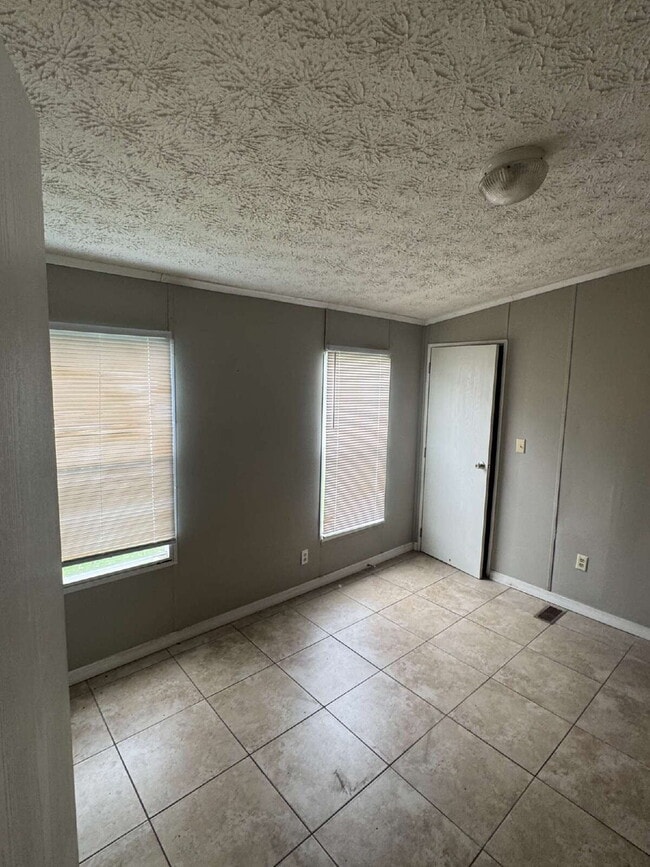 Building Photo - "Charming 3-Bed Oasis in Gibsonton – 1,235 Sq. Ft. of Cozy Living!"