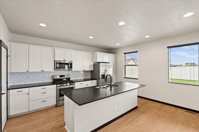 Building Photo - Spacious 4-Bedroom, 2.5 Bath, Two-Story Gem with a Fenced Yard!