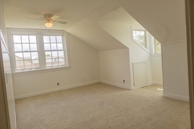 Building Photo - 842 Cedar St