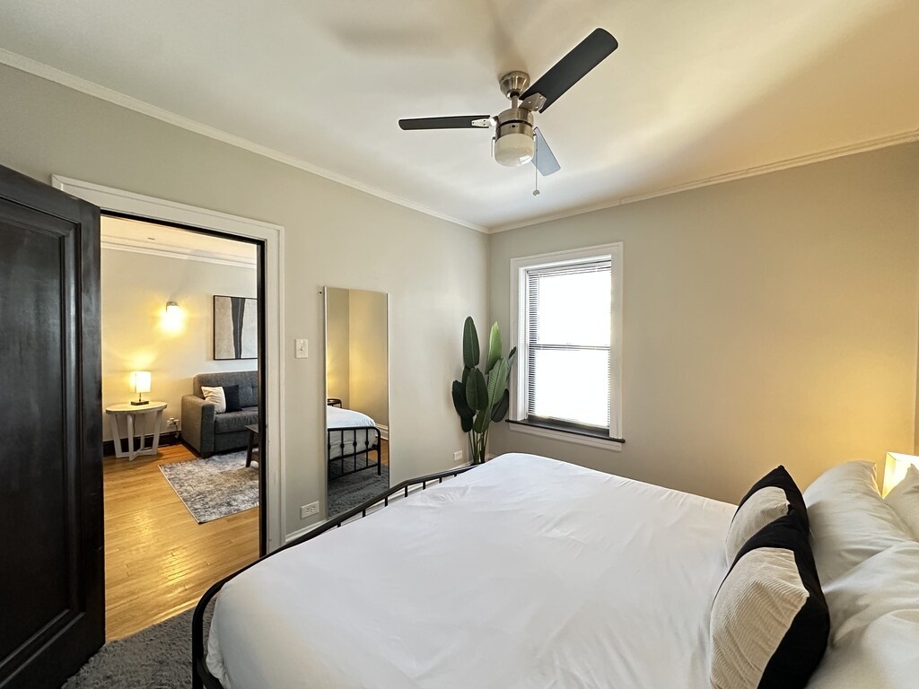 Building Photo - 1911 W Larchmont Ave