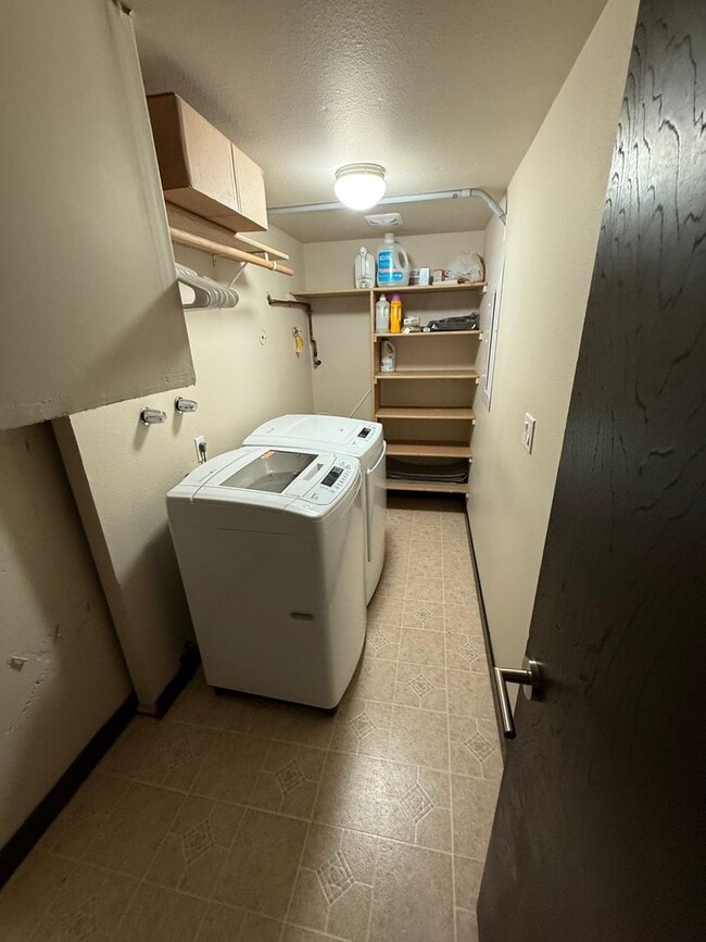 Building Photo - Beautifully Updated Spacious Townhome!
