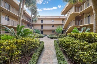 Building Photo - 10425 SW 112th Ave