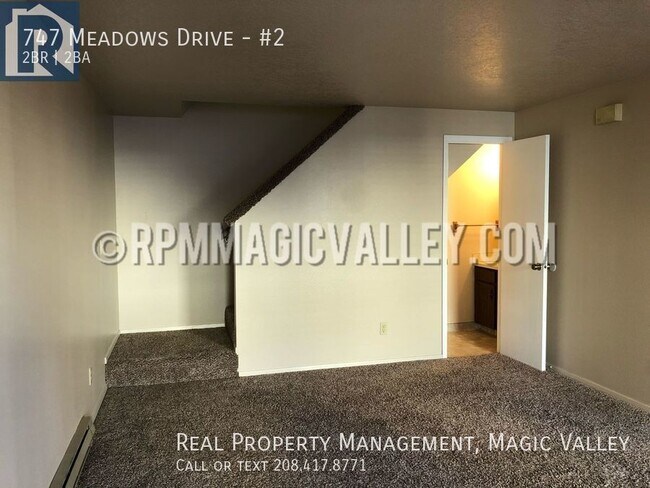 Building Photo - 747 Meadows Dr