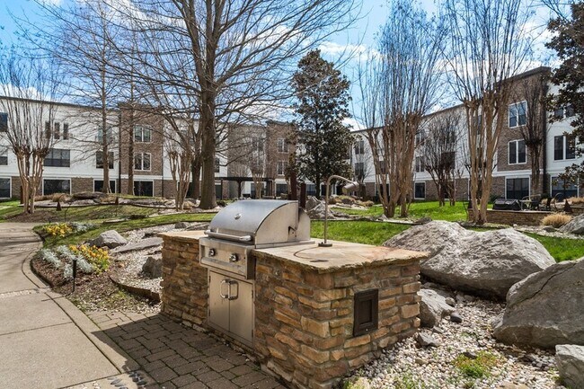 Building Photo - 2600 Hillsboro Pike