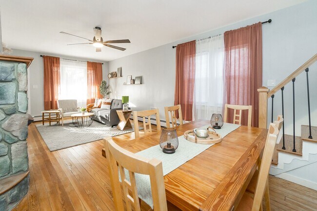 Building Photo - 3 BED · 1.5 BATH · MODERN INDUSTRIAL · AVA...