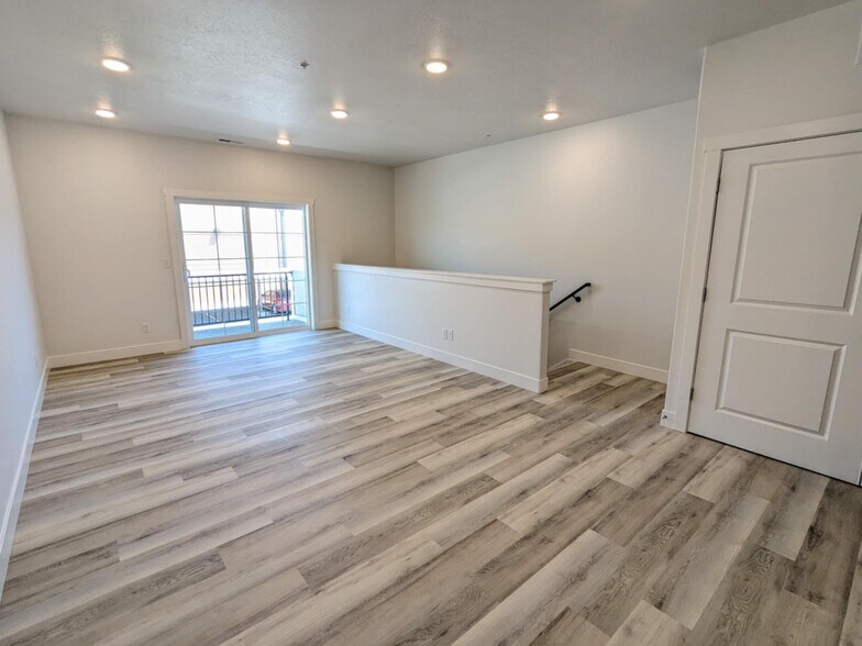 Building Photo - 1561 110