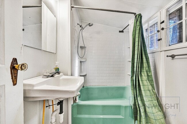 Building Photo - Charming Country Cottage Now Available